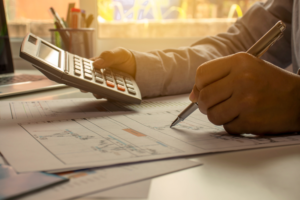 Descubra como lidar com dívidas no relacionamento sem prejudicar o amor e encontre a harmonia financeira no casamento.