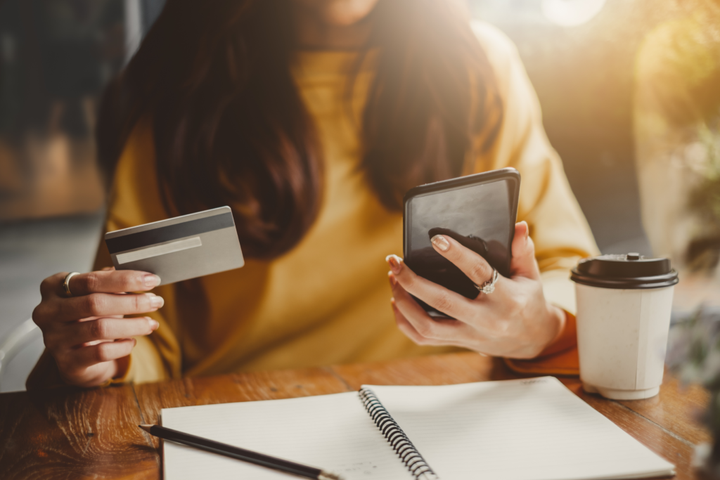 Descubra sinais de que o cartão de crédito está sabotando seu casamento e como transformá-lo em um aliado financeiro no relacionamento.