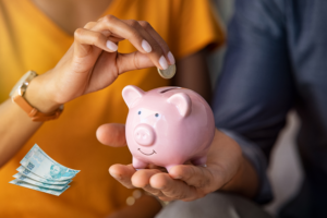 Aprenda como ajustar prioridades financeiras no casamento para alcançar paz e harmonia no relacionamento, sem abrir mão dos sonhos.