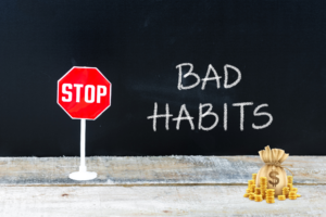 Descubra como hábitos geram grandes economias sem abrir mão do que você gosta. Seu bolso (e sua paz) agradecem!