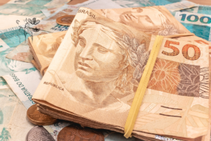 Aprenda a lidar com a diferença de salário no casal sem brigas e construa uma relação mais leve, justa e equilibrada.