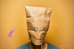 Comprei escondido e ele descobriu. Uma história que revela como pequenas omissões financeiras podem abalar a confiança no relacionamento.